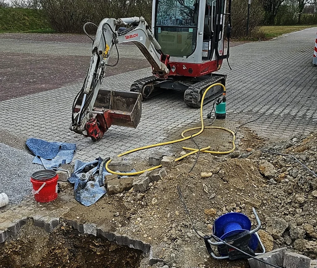 Minibagger beim Ausheben von Erde in Niederösterreich
