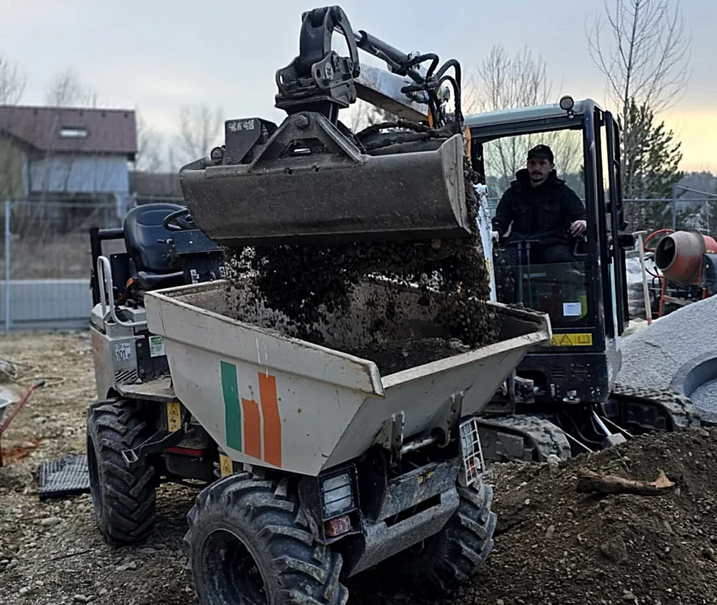 Frisch ausgehobene Erde auf Baustelle