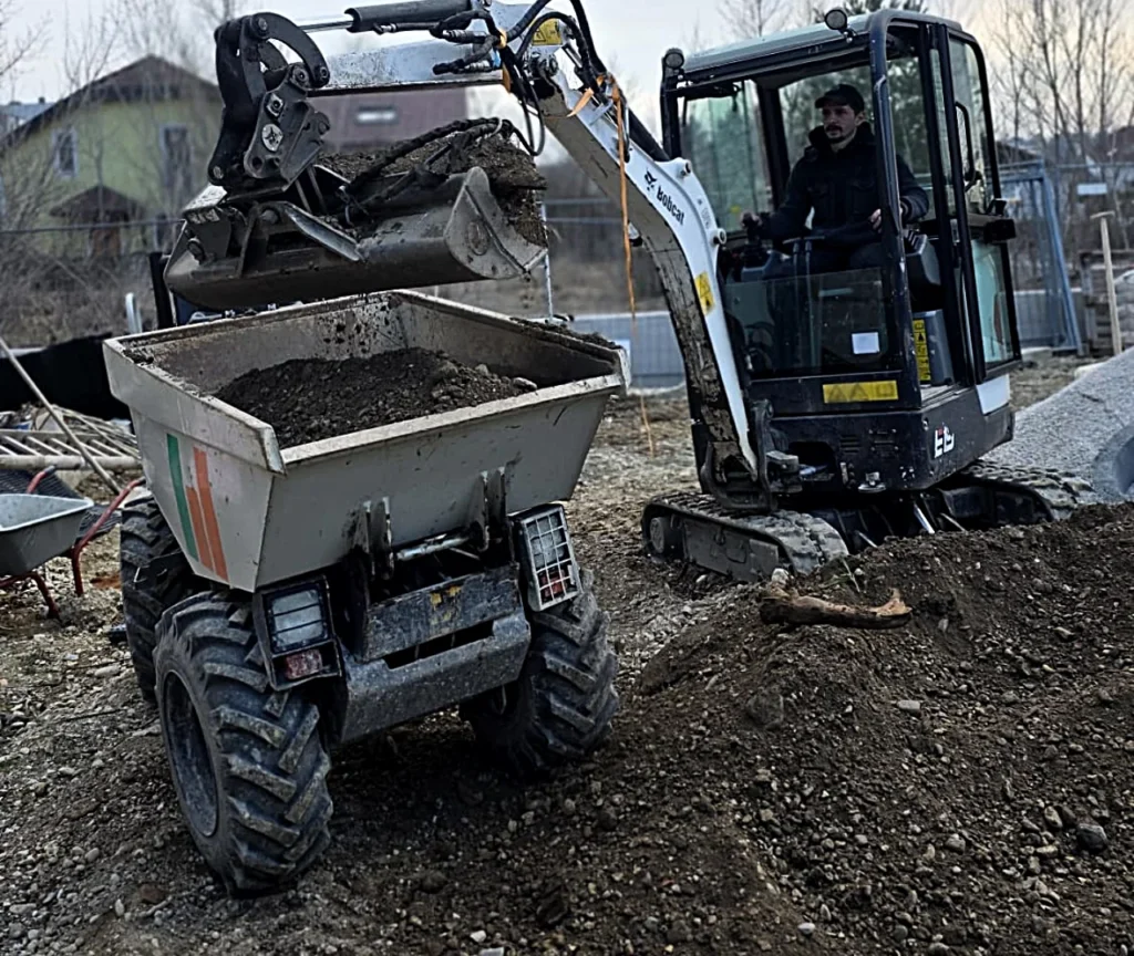 Bagger bei Erdarbeiten auf Baustelle in Niederösterreich