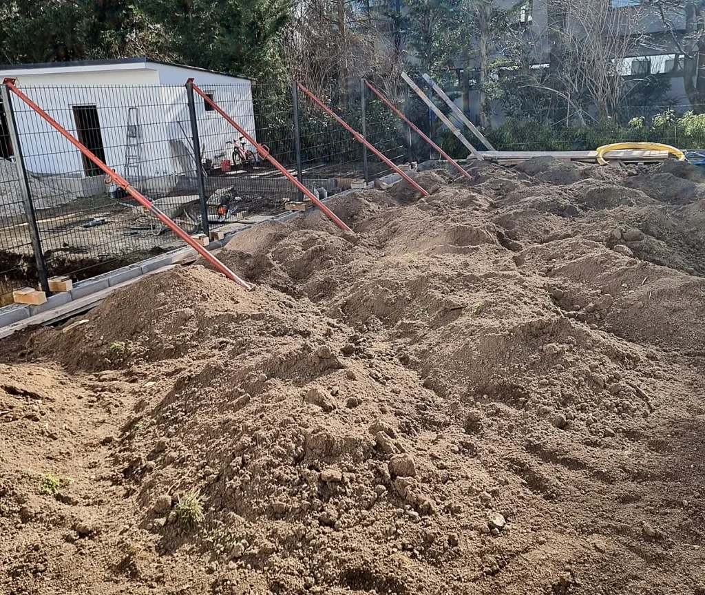 Erdarbeiten zur Vorbereitung einer neuen Rasenfläche im Garten